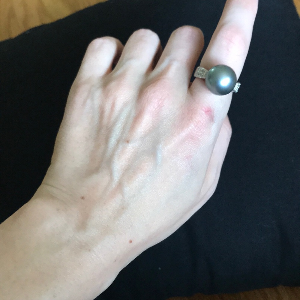 18mm black pearl with diamonds in white gold